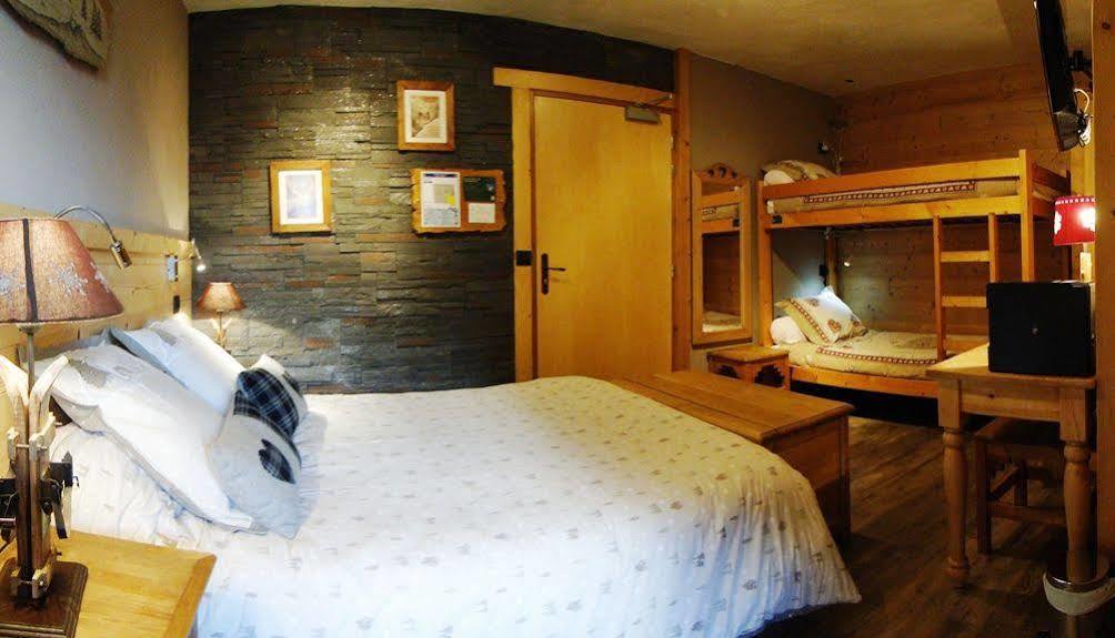 Logis Hotel Les Ancolies Arêches Exteriör bild